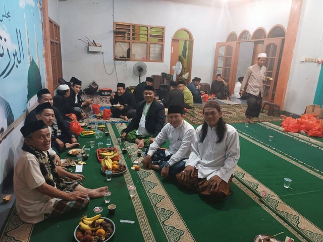 Kaum sarungan di tengah perkotaan. sumber foto : Pribadi 