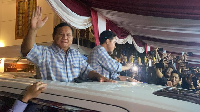 Pasangan nomor urut 02, Prabowo-Gibran, meninggalkan kediaman pribadi Prabowo, Jl. Kertanegara IV, Jakarta Selatan, Rabu (14/2/2024). Foto: Zamachsyari/kumparan