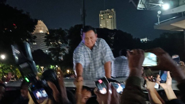 Paslon nomor urut 02, Prabowo Subianto-Gibran Rakabuming Raka, tiba di lokasi nobar quick count, di Istora Senayan, Jakarta Pusat, Rabu (14/2/2024). Foto: Fadhil Pramudya/kumparan