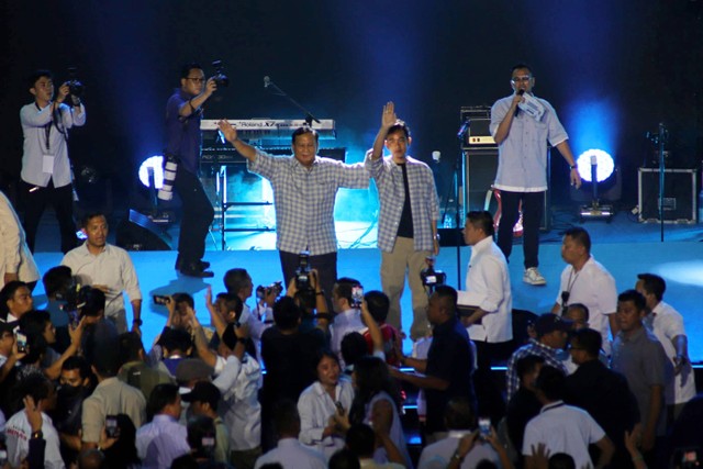 Paslon capres-cawapres 02 Prabowo Subianto dan Gibran Rakabuming Raka di Nobar Quick Count di Istora Senayan, Jakarta, Rabu (14/2/2024).
 Foto: Jamal Ramadhan/kumparan