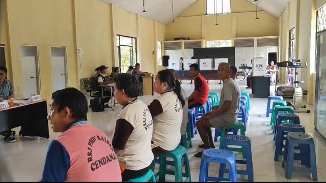 Pemilih di RSJ Singkawang tertib menunggu giliran nyoblos di TPS yang disediakan. Foto: Try Shaskya/Hi!Pontianak