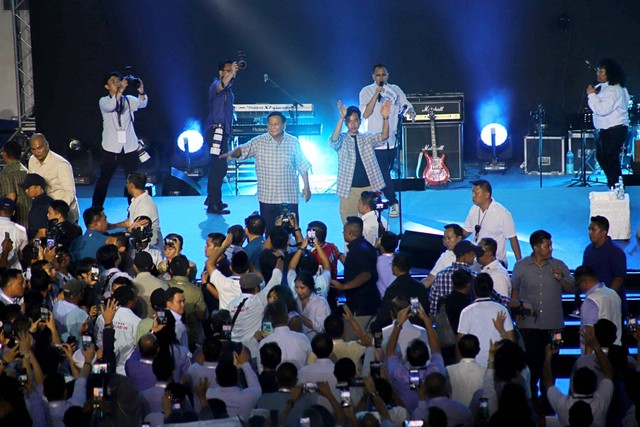 Paslon capres-cawapres 02 Prabowo Subianto dan Gibran Rakabuming Raka di Nobar Quick Count di Istora Senayan, Jakarta, Rabu (14/2/2024). Foto: Jamal Ramadhan/kumparan