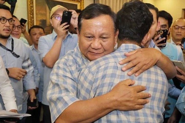 Capres dan Cawapres nomor urut 2 Prabowo Subianto (kiri) dan Gibran Rakabuming Raka (kanan) menyapa simpasitan usai dinyatakan unggul dari perhitungan cepat di kediamannya Jalan Kartanegara, Jakarta Selatan, Rabu (14/2/2024). Foto: Erlangga Bregas Prakoso/ANTARA FOTO