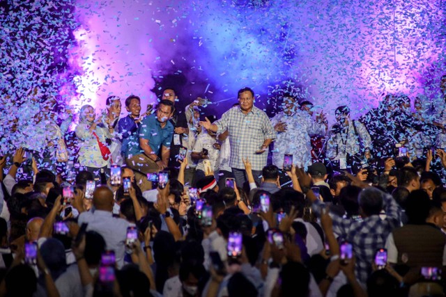 Capres 02 Prabowo Subianto berjoget usai pidato kemenangan Pemilihan Presiden 2024 versi quick count di Istora Senayan, Jakarta, Rabu (14/2/2024). Foto: Jamal Ramadhan/kumparan