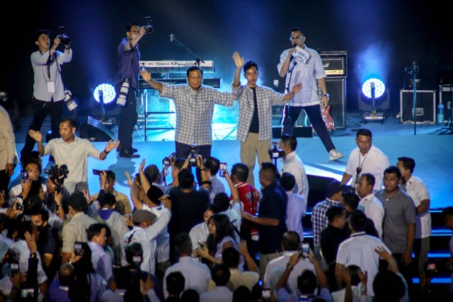 Capres-Cawapres 02 Prabowo Subianto dan Gibran Rakabuming Raka usai pidato kemenangan Pemilihan Presiden 2024 versi quick count di Istora Senayan, Jakarta, Rabu (14/2/2024). Foto: Jamal Ramadhan/kumparan