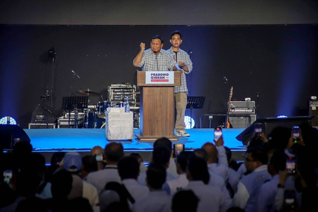 Capres-Cawapres 02 Prabowo Subianto dan Gibran Rakabuming Raka sampaikan pidato kemenangan Pemilihan Presiden 2024 versi quick count di Istora Senayan, Jakarta, Rabu (14/2/2024). Foto: Jamal Ramadhan/kumparan