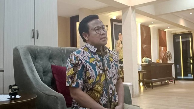 Cawapres 01, Muhaimin Iskandar (Cak Imin), saat diwawancarai wartawan di Rumah Dinas Jalan Widya Chandra IV Nomor 23, Kebayoran Baru, Jakarta Selatan, Rabu (14/2/2024) malam. Foto: Fadlan Nuril Fahmi/kumparan