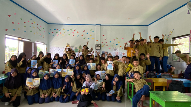 keseruan bersama siswa-siswi kelas 5 dan 6 MI Muhammadiyah Bendungan Desa Mulur