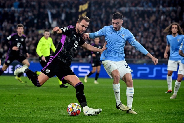 Pemain Lazio Mario Gila berebut bola dengan pemain Bayern Muenchen Harry Kane pada pertandingan leg pertama Liga Champions di Stadio Olimpico, Roma, Italia, Kamis (15/2/2024). Foto: Alberto Lingria/REUTERS