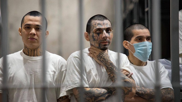 Tiga narapidana bertato, di balik jeruji penjara raksasa Cecot, El Salvador