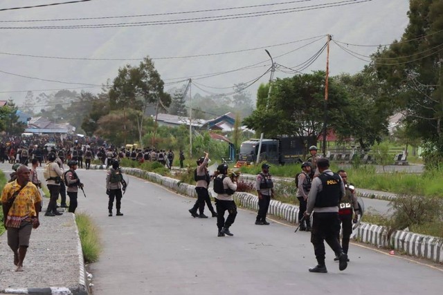 Massa pendukung caleg di Puncak Jaya saling serang membuat 62 orang terluka, Rabu (15/2/2024). Foto: Dok. Istimewa