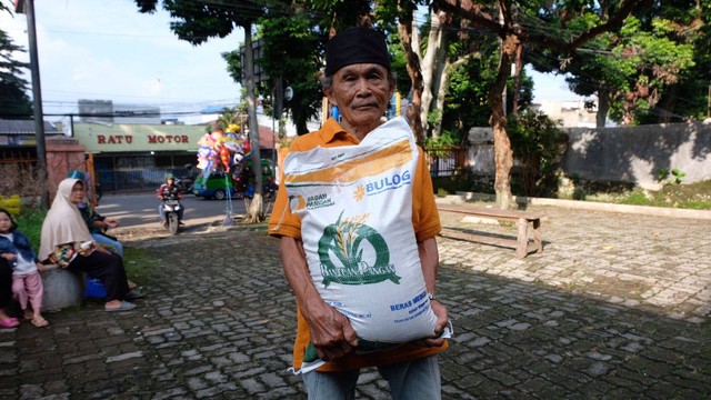 Bulog kembali menyalurkan bantuan pangan beras setelah disetop sementara, Kantor Pos Sukasari, Kota Bogor, Kamis (15/2/2024). Foto: Bulog