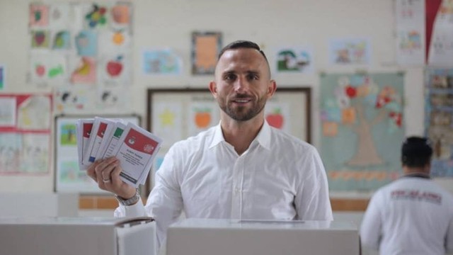 Ilija Spasojevic melakukan pencoblosan dalam Pemilu 2024, Rabu (14/2/2024). Foto: Dok. Media Bali United