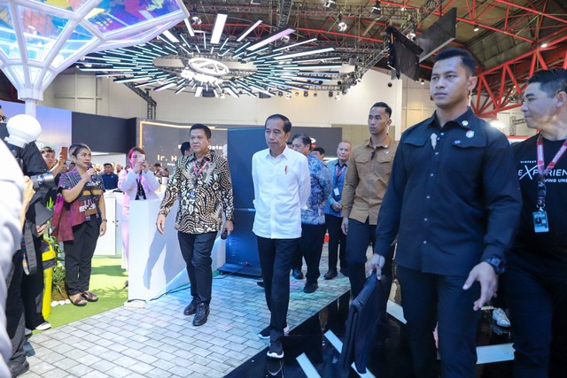 Presiden Joko Widodo mengunjungi booth pameran otomotif Indonesia International Motor Show atau IIMS 2024 di JIExpo Kemayoran, Jakarta, Kamis (15/2/2024). Foto: Iqbal Firdaus/kumparan