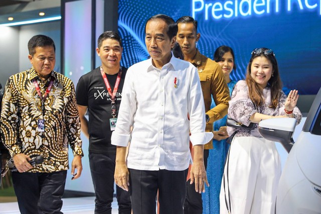 Presiden Joko Widodo mengunjungi booth pameran otomotif Indonesia International Motor Show atau IIMS 2024 di JIExpo Kemayoran, Jakarta, Kamis (15/2/2024). Foto: Iqbal Firdaus/kumparan