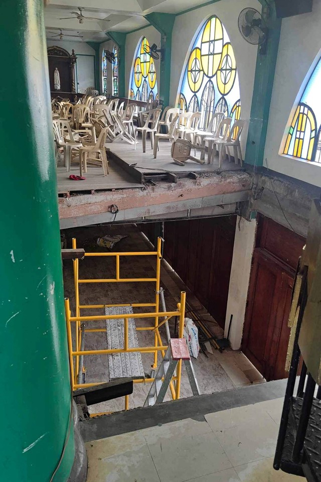 Balkon yang runtuh sebagian di dalam sebuah gereja di San Jose del Monte, Bulacan, Filipina, Rabu (14/2/2024). Foto: Neil Nunez / AFP