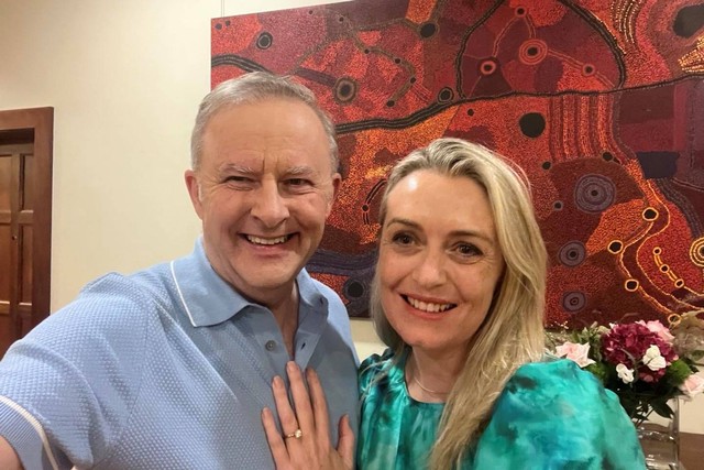 Perdana Menteri Australia Anthony Albanese dan Jodie Haydon mengumumkan bahwa mereka bertunangan yang diposting di akun X dan Instagram miliknya. Foto: Instagram/@albomp