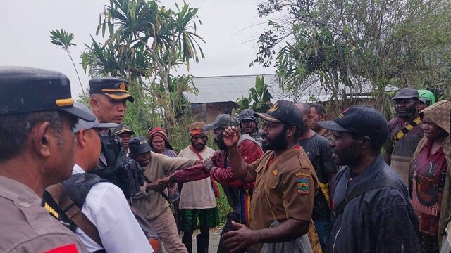 Polisi bernegosiasi dengan tokoh masyarakat terkait penyerangan TPS di Kantor Distrik Dogiyai, Papua Tengah. Foto: Dok. Istimewa