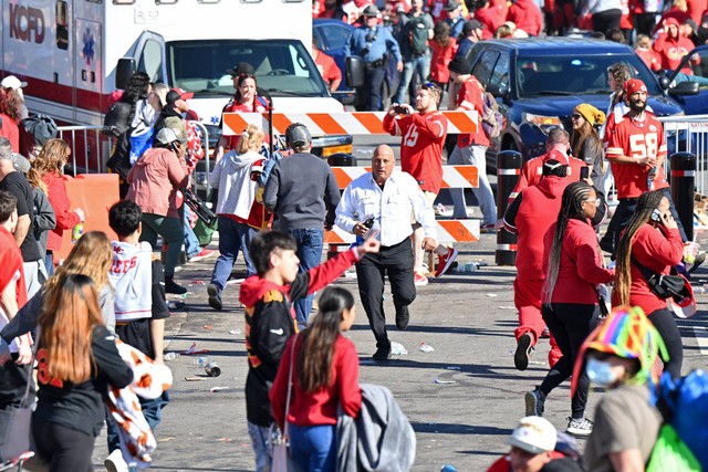 Fans berlarian setelah tembakan dilepaskan setelah perayaan kemenangan Kansas City Chiefs Super Bowl LVIII di Kota Kansas, MO, AS. Foto: David Rainey-USA TODAY Sports/Reuters