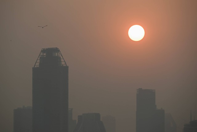 Polusi udara yang tinggi di Bangkok, Thailand, Kamis (15/2/2024). Foto: Lillian SUWANRUMPHA / AFP