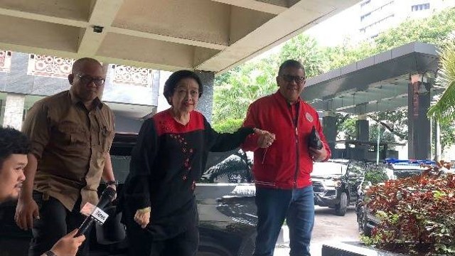 Ketum PDIP Megawati Soekarnoputri tiba di Gedung High End, Jakarta, Kamis (15/2/2024). Foto: Paulina Herasmaranindar/kumparan