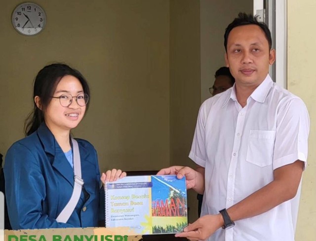 Penyerahan Booklet Konsep Desain Taman Desa Banyusri oleh Tim 1 KKN Undip 2023/2024 kepada Sekretaris Desa Banyusri