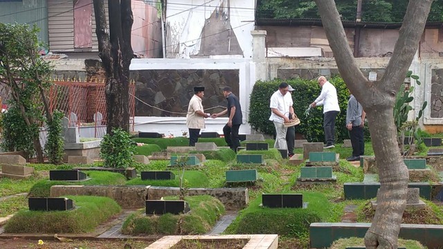 Capres nomor urut 02, Prabowo Subianto berziarah ke makam ayahnya, Sumitro Djojohadikusumo di Taman Pemakaman Umum (TPU) Karet Bivak, Tanah Abang, Jakarta Pusat. Foto: Zamachsyari/kumparan