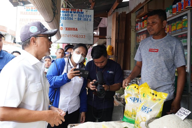Menteri Perdagangan, Zulkifli Hasan meresmikan Pasar Rakyat Bunta di Kabupaten Banggai, Sulawesi Tengah, Selasa (13 Feb). Foto: Kementerian Perdagangan