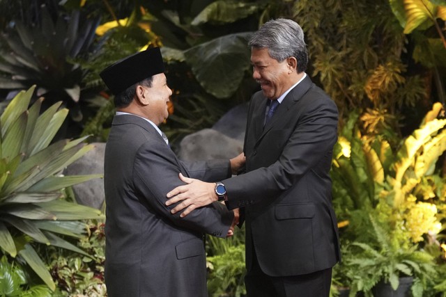 Menteri Pertahanan Malaysia Mohamad Hasan (kanan) disambut oleh Menteri Pertahanan Indonesia Prabowo Subianto saat tiba pada Pertemuan Menteri Pertahanan ASEAN (ADMM) ke-17 di Jakarta pada 15 November 2023. Foto: Tatan Syuflana / POOL / AFP