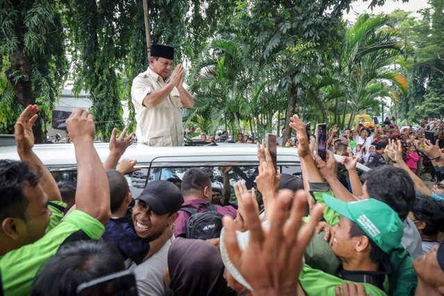 Calon presiden Prabowo Subianto berziarah ke makam ayahnya Soemitro Djojohadikoesoemo di Tempat Pemakaman Umum (TPU) Karet Bivak, Jakarta, Kamis (15/2/2024). Foto: Jamal Ramadhan/kumparan