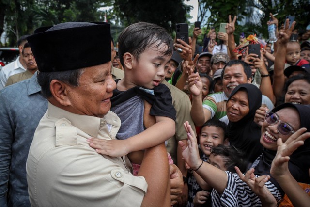 Calon presiden Prabowo Subianto berziarah ke makam ayahnya Soemitro Djojohadikoesoemo di Tempat Pemakaman Umum (TPU) Karet Bivak, Jakarta, Kamis (15/2/2024). Foto: Jamal Ramadhan/kumparan