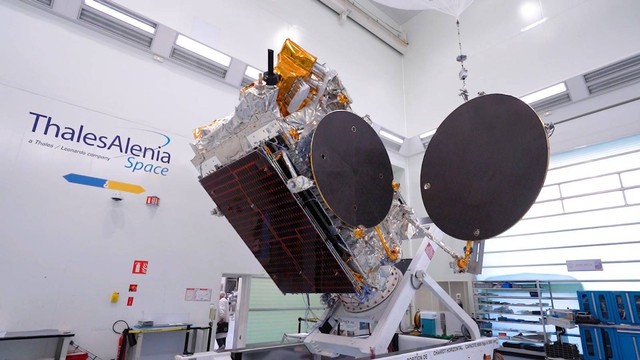 Pembuatan Satelit Merah Putih 2 di fasilitas perakitan Thales Alenia Space. Foto: Telkom