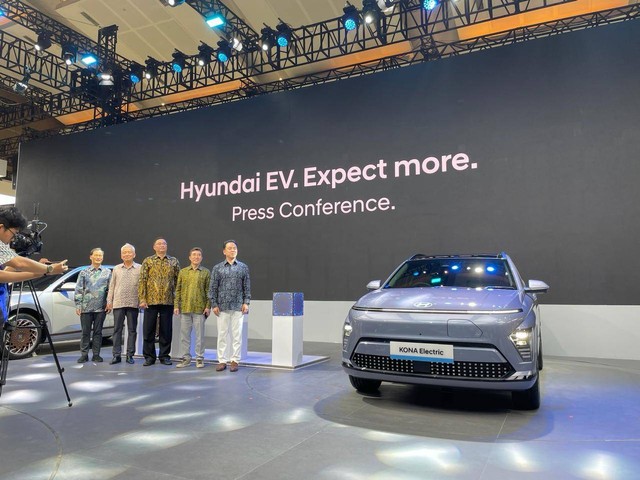 Hyundai Kona Electric terbaru diperkenalkan di Indonesia International Motor Show (IIMS) 2024. Foto: Sena Pratama/kumparan