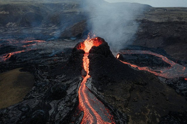 Ilustrasi untuk Jelaskan Jenis Erupsi Berdasarkan Sifat dan Kekuatannya Serta Berikan Contohnya. Sumber: Unsplash/Asa Steinarsdottir