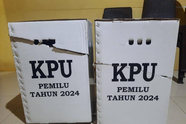 Dua buah kotak suara KPU ditebas pakai katana oleh sekelompok warga yang diduga pendukung calon legislatif (caleg), yang menyerang TPS 10, Kelurahan Batu Kabupaten Sidrap, Sulsel, pada Rabu (14/2) malam. Foto: Dok. Istimewa