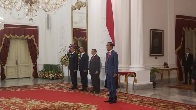 Presiden Jokowi menerima surat kepercayaan dari 9 duta besar negara sahabat, di Istana Presiden, Kamis (15/2/2024). Foto: Nadia Riso/kumparan