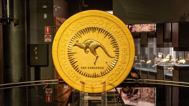 Koin emas terbesar di dunia bernama Australia Kangaroo One Tonne Gold Coin. Foto: Vincent_Nguyen/Shutterstock