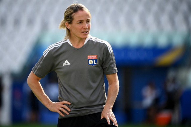 Pelatih Lyon asal Prancis Sonia Bompastor mengangkat trofi pemenang setelah timnya memenangkan pertandingan sepak bola Final Liga Champions Wanita UEFA. Foto: Franck Fife/AFP