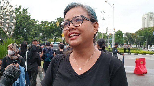 Pakar hukum tata negara, Bivitri Susanti, saat ditemui wartawan usai menghadiri Aksi Kamisan di depan Istana Presiden, di Jalan Medan Merdeka Utara, Jakarta Pusat, Kamis (15/2/2024). Foto: Fadhil Pramudya/kumparan