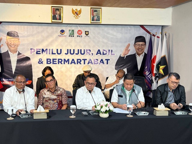 Konferensi pers Timnas AMIN soal kecurangan pemilu dan perolehan suara paslon 01 di Pilpres 2024 di Sekretariat Koalisi Perubahan, Jalan Brawijaya nomor 10, Jakarta Selatan, Kamis (15/2/2024). Foto: Haya Syahira/kumparan