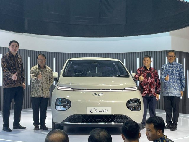 Wuling Motors memperkenalkan mobil listrik Wuling CloudEV dalam gelaran IIMS 2024 Kemayoran, Jakarta (15/2/2024). Foto: Sena Pratama/kumparan