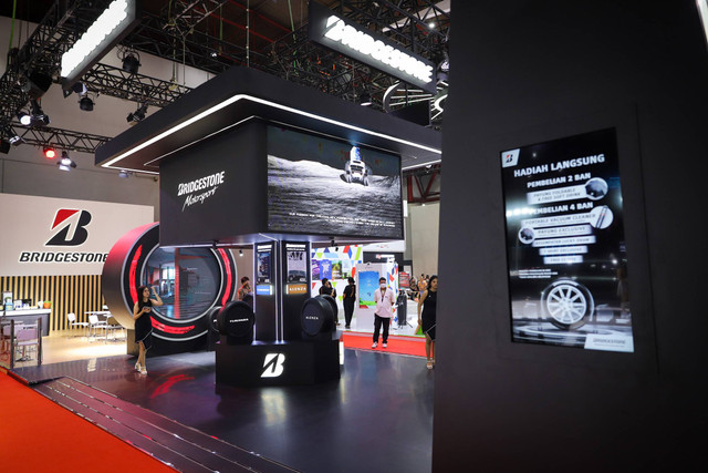 Suasana booth Bridgestone di IIMS 2024, JIExpo, Kemayoran, Jakarta, Kamis (15/2/2024). Foto: Iqbal Firdaus/kumparan