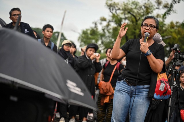 Pakar hukum tata negara Bivitri Susanti berorasi pada aksi Kamisan ke-805 di seberang Istana Merdeka, Jakarta, Kamis (15/2/2024). Foto: Erlangga Bregas Prakoso/Antara Foto
