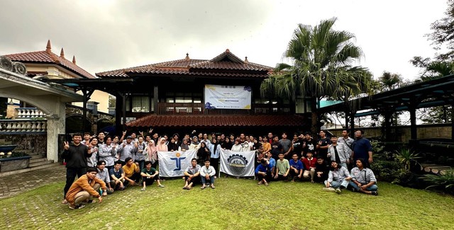 Sesi foto bersama kegiatan LKMM-TD. Dok: Himpunan Mahasiswa Teknik Sipil