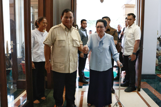 Capres nomor urut 2 Prabowo Subianto bersama Siti Hardjanti saat berkunjung ke kediaman almarhum Jenderal TNI (Purn.) Wismoyo Arismunandar di Bambu Apus, Cipayung, Jakarta Timur, Kamis (15/2/2024). Foto: Dok. Istimewa