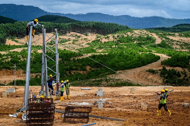 Pekerja menyelesaikan pembangunan Pembangkit Listrik Tenaga Surya (PLTS) untuk Ibu Kota Negara (IKN) Nusantara di Penajam Paser Utara, Kalimantan Timur, Kamis (15/2/2024). Foto: Rivan Awal Lingga/ANTARA FOTO