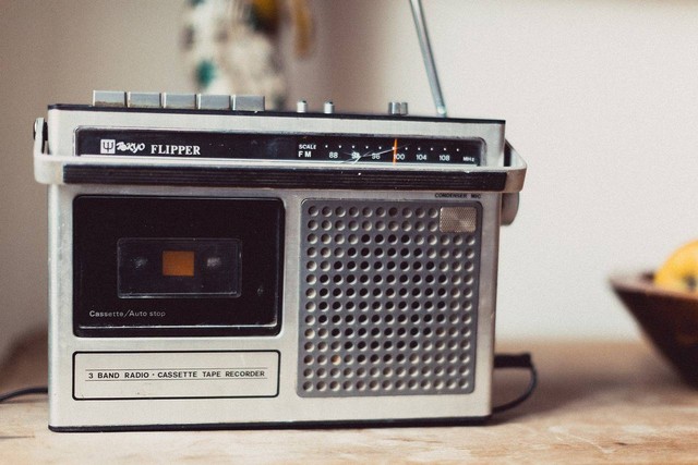 Ilustrasi perubahan energi yang terjadi pada radio. Sumber: Pixabay/fancycrave1