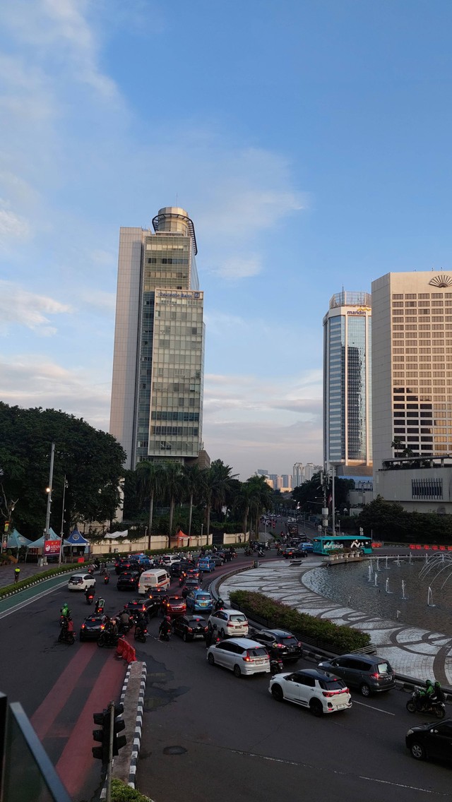 Transportasi Kota Jakarta dilihat dari Bundaran HI