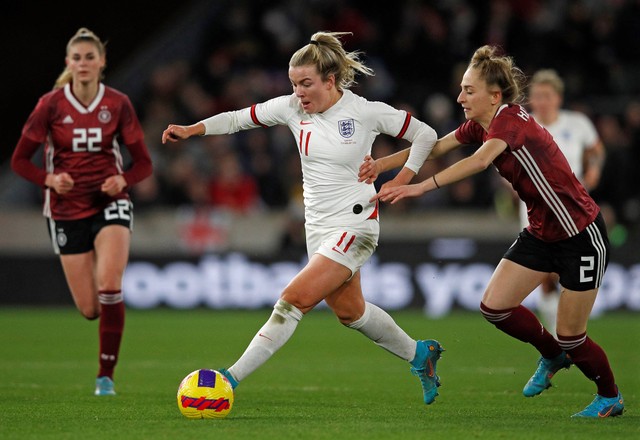 Bek Jerman Sophia Kleinherne (kanan) bersaing dengan striker Inggris Lauren Hemp (tengah) selama pertandingan sepak bola internasional wanita Piala Arnold Clark antara Inggris dan Jerman di stadion Molineux di Wolverhampton, Inggris. Foto: Adrian Dennis/AFP