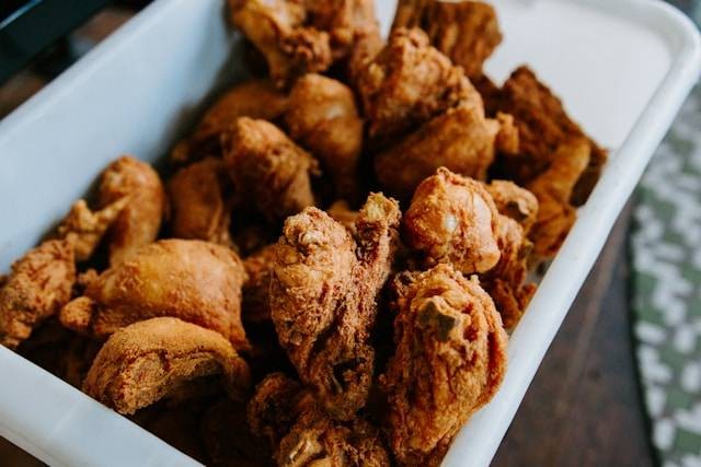 Ayam Goreng SPG. Foto hanya ilustrasi, bukan tempat yang sebenarnya. Sumber foto: Unsplash/Gabe